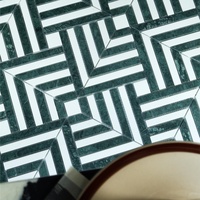Parquet en marbre vert et blanc rustique, motif irrégulier mixte, couleurs personnalisables, projet de mur d'accentuation pour hôtels et villas