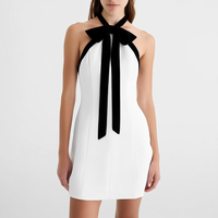 Robe Mini Élégante Blanche Coupe A-Line Personnalisée avec Grand Nœud Noir Contrastant, Col Halter Sans Manches pour Femme – Idéale pour Cocktails, Soirées et Bals de Promo