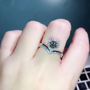 Anello a forma di cuore con corona per donna, gioiello da dito elegante e alla moda - Product Image 2