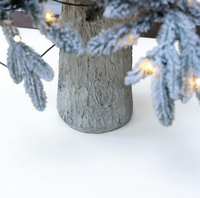 Sapin de Noël artificiel floqué, pré-éclairé avec lumières LED blanc chaud, en PE, avec base en tronc d'arbre pour décoration intérieure.
