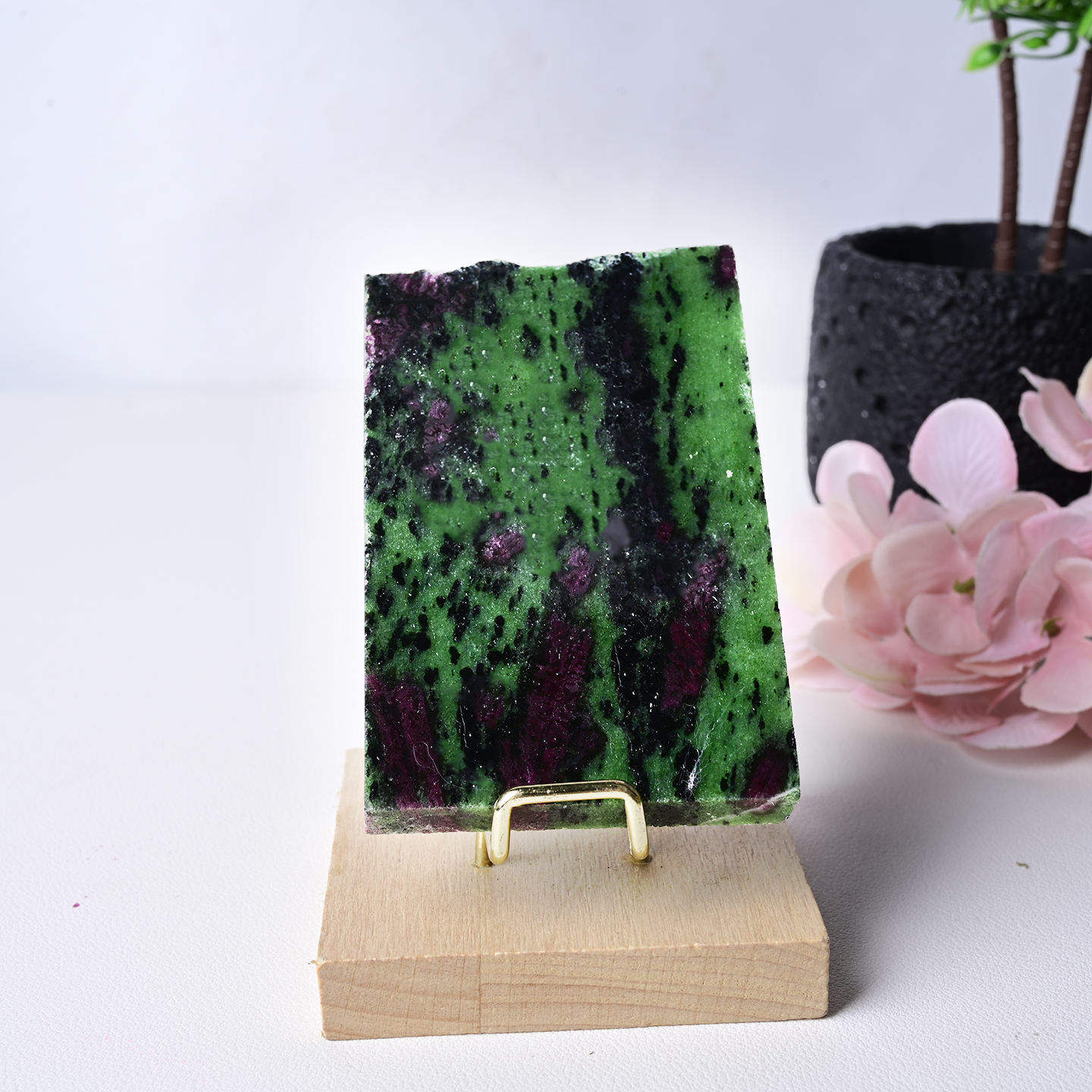 แผ่นอัญมณีสีแดงและสีเขียว