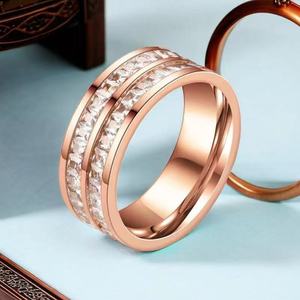 Bague en acier inoxydable transfrontalière, style luxe léger pour femme, avec diamants pavés étoilés, non décolorante, plaquée électrolytiquement - Product Image 2