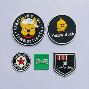 Écussons en caoutchouc souple personnalisés avec logo 3D en relief, étiquettes en PVC - Product Image 4