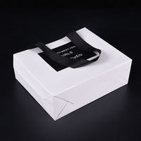 Sac en papier cadeau biodégradable et écologique en carton ivoire de luxe durable avec poignée en ruban, conception de logo personnalisée
