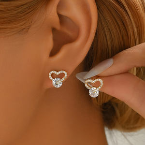 Boucles d'oreilles clous tendance en forme de cœur de style coréen pour femmes, en cuivre de haute qualité avec zircon, vente en gros - Product Image 1