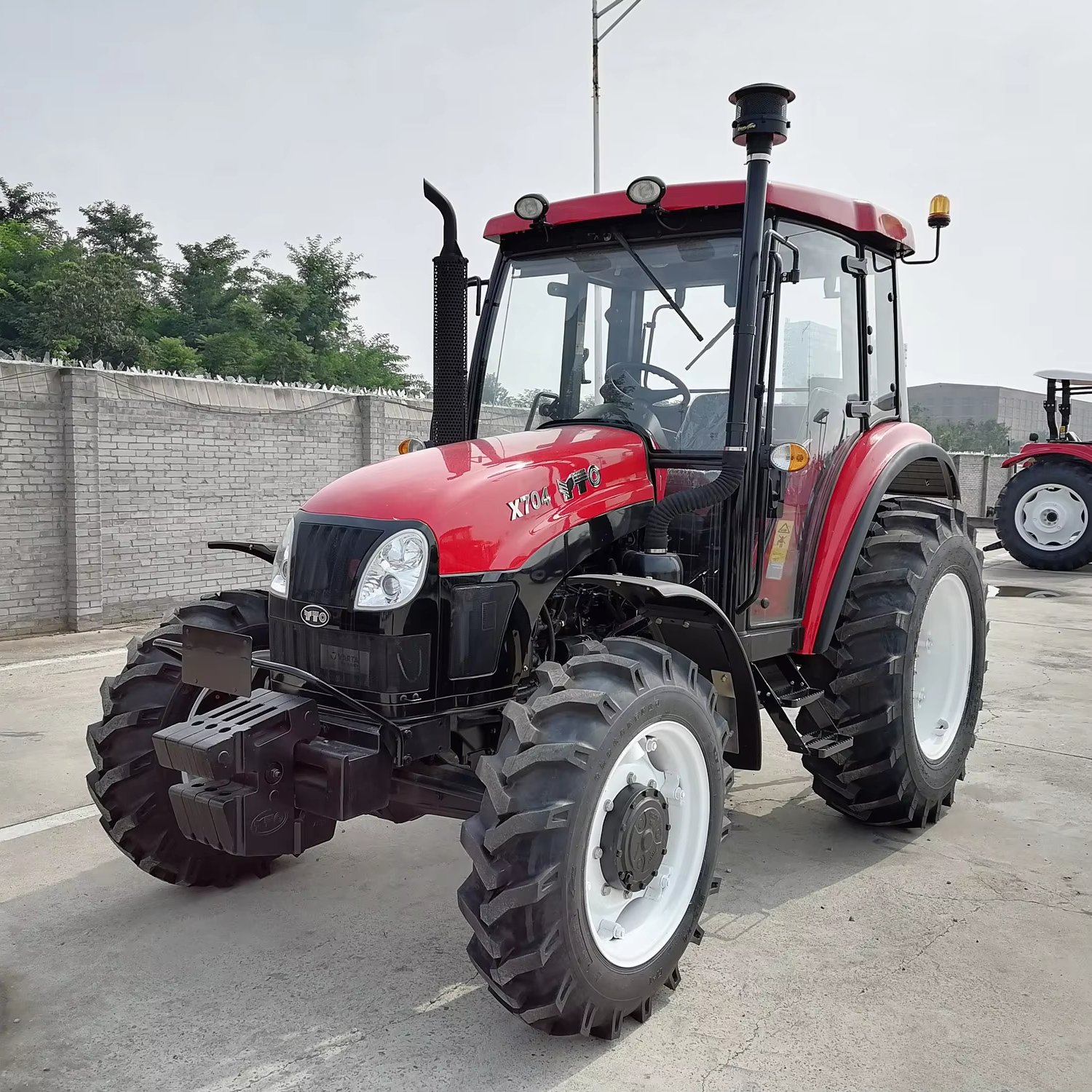 Новый YTO-X704 / 70Hp сельскохозяйственный трактор 4x4 сельскохозяйственный трактор с кабиной и CE Ceriticate с дисковой боронкой колесный трактор