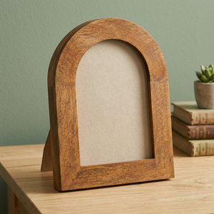 Cadre photo en bois de manguier artisanal Aqdus Saleem, arqué, 30x3x25 cm, léger, pour table |   Marron miel antique - Product Image 3