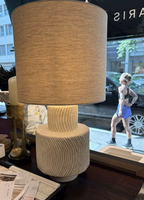 Lampe de table en céramique sculptée texturée faite à la main, moderne, blanche, pour chambre à coucher, chevet, salon, éclairage décoratif pour la maison