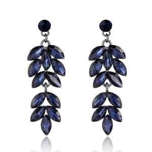 Boucles d'oreilles longues géométriques de luxe en alliage de zinc plaqué or 18 carats avec cristaux et strass, style hip-hop - Product Image 2