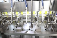 Ligne de remplissage, bouchage, étiquetage et emballage de détergent à piston linéaire avec suivi servo, changement rapide de bouteille, conception anti-goutte précise