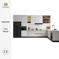 Ensemble de meubles de cuisine blanc crème minimaliste, armoires de cuisine brillantes personnalisées avec appareils électroménagers intégrés pour projet de villa moderne