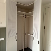 Système d'armoires modulaires de luxe sur mesure pour toute la maison avec paniers coulissants, porte à battants et tringle de suspension pour chambre à coucher
