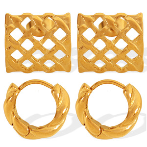 Pendientes Huggie Geométricos Dorados, Diseño Cuadrado Metálico Hueco, Unisex, para Uso Diario - Product Image 5