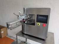 Machine intégrée de remplissage et de bouchage automatique de table rotative de bureau, facile à utiliser, pour liquides alimentaires, sachets à bec verseur en papier