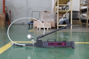 SOV-P-1600 Bibo SOV 100-400Mpa Light Aluminum-titanium Alloy Ultra-High Pressure Manual Hydraulic Hand <b>Pump</b> 6-8 Year Usage 1600B - Product Image 2