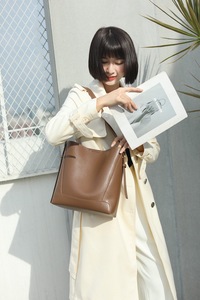 Sac Seau Femme en Cuir Véritable Personnalisable avec Logo, Grande Capacité, en Cuir de Vachette, Vente en Gros Usine - Product Image 3