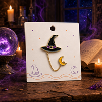 Broche émaillée souple Chapeau de sorcière d'Halloween, Pendentif lune, Chaîne dorée, Bijoux fantaisie, Badges en gros, Fabrication OEM personnalisée