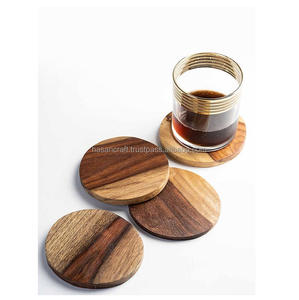 Juego de 4 posavasos clásicos de madera natural para bebidas, nombre personalizable para bodas, hogar, hotel o restaurante - Product Image 1