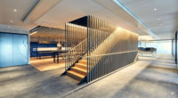 Escalier droit artistique de conception nouvelle avec rampe ronde en fer forgé/câble, marches en bois massif et éclairage LED pour villa