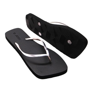 Sandales compensées noires pour femmes avec bride argentée métallisée, tongs d'été personnalisables avec logo d'usine - Product Image 1