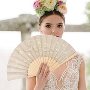 Ventilador de mano plegable de madera personalizado elegante para boda - Product Image 1