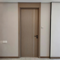Porte intérieure moderne imperméable - Surface finie résistante à l'humidité et durable pour les maisons et les hôtels