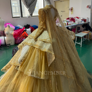 Vestido de Quinceañera de Lujo Mc032 Dorado con Hombros de Cristal, Cuentas Brillantes, Organza, Largo hasta el Suelo, Cola de Capilla, Vestido de Fiesta - Product Image 3