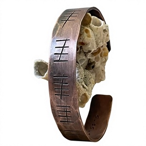 Bracelet de thérapie magnétique en cuivre pur massif, gravé avec un motif de comptage, robuste - Product Image 1
