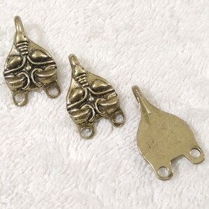 Pequeño Par de Hebillas de Cinturón Vikingas de Bronce Teñidas con Plantas con Cierre de Cuervo Amuleto - Product Image 2