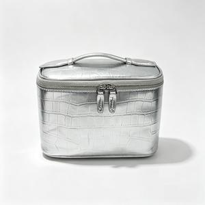 Bolsas de Maquillaje de Viaje con Diseño Nuevo en Plata Metálica con Estampado de Cocodrilo, Bolsas de Cosméticos Portátiles para Mujer - Product Image 6