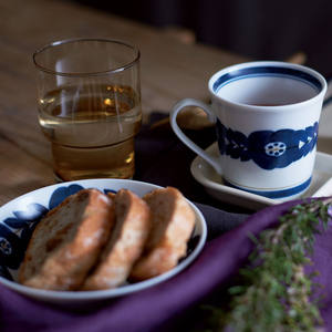 Juegos de vajilla de porcelana de flores ligeras Plato de cerámica fácilmente apilable Tazones Tazas Patrón de flores de lujo Hecho en Japón 4 piezas - Product Image 5