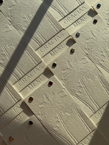 Menú de Boda Hecho a Mano en Papel de Algodón con Textura Natural de Palmera, con Grabado en Relieve, Estilo Costero para su Evento - Product Image 4