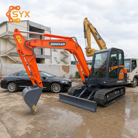 Мини-экскаватор Doosan DH60 6 тонн на гусеничном ходу с низкой наработкой часов наработки, оригинальным двигателем, гидравлический, б/у, для проектов дорожной инфраструктуры