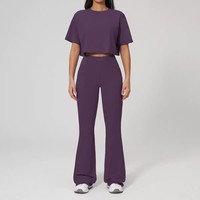 Ensemble de sport 2 pièces pour la gym et le fitness – Hauts à manches courtes et shorts ajustés, respirants, motif uni, logo frontal, taille haute