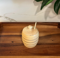 Cuillère à miel en bois de hêtre avec pot à miel pour servir le miel, le thé, le café, le petit-déjeuner, sur la table, naturel