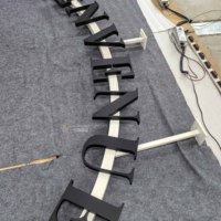 Letras de Canal de Acero Inoxidable de Doble Cara con Acabado Seiko Personalizadas Premium, Señalización Exquisita Pintada con Spray en Poste