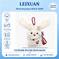Porte-clés en peluche lapin blanc moelleux avec design tablier fraise, clip métallique rouge, boucle en tissu, pendentif lapin mignon pour sac à main et porte-clés de voiture