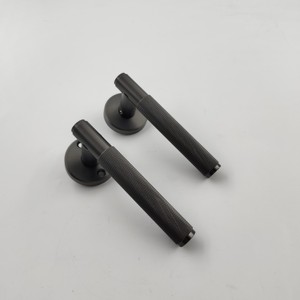 Manijas de Puerta de Entrada Clásicas Modernas de Lujo, Juego de Manijas de Palanca con Diseño Moleteado, Privacidad Interior, Color Negro y Dorado, con Cerradura - Product Image 4