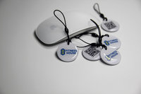Porte-clés RFID NFC en époxy personnalisés en gros, 13,56 MHz, étanches, pour contrôle d'accès et stockage de données, idéaux pour les cadeaux promotionnels