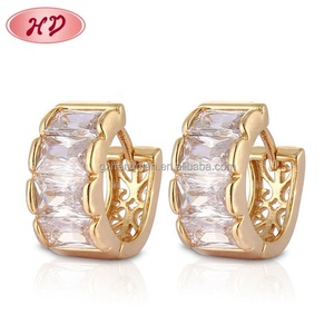 Pendientes de Aro Huggie de Plata 925 Bañados en Oro con Circonita Cúbica Multicolor de Corte Rectangular para Mujer, Ideales para Bodas, Fiestas y Uso Diario - Product Image 2