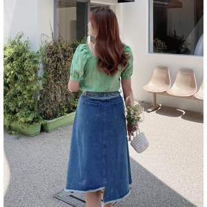 กระโปรงยีนส์ทรงเอไลน์สำหรับผู้หญิงไซส์ใหญ่ แต่งสีบล็อกและลายปะติด พร้อมดีไซน์ผ่าข้าง รุ่น N8040 - Product Image 4