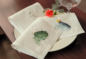 Servilletas de Cóctel de Lino con Diseño de Frangipani Isleño – Servilletas Reutilizables 100% Lino Natural, Diseño Floral Tropical para Bar, Fiesta - Product Image 3