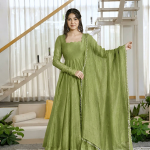 Conjunto de kurta larga de gasa verde con cuello cuadrado y dupatta con cuentas hasta el tobillo para mujer, atuendo elegante - Product Image 1
