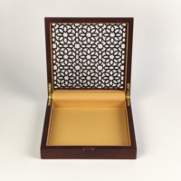 Boîte en bois foncé pour dattes et chocolats, avec sculpture artisanale creuse, doublure en PU, charnière dorée, pour l'emballage de desserts du Ramadan et de l'Aïd, cadeau haut de gamme