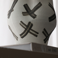 Vase à fleurs en céramique minimaliste moderne avec surface en sable peint à la main Décoration de table intérieure pour salon bureau Type de glaçure mate