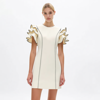 Robe mini ajustée à col rond, manches à volants superposés, fermeture éclair avant, avec passepoil contrastant ivoire, personnalisable, vente en gros, robe d'été pour femme