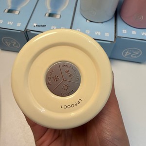 Bouteille isotherme double usage <span class=keywords><strong>SMEG</strong></span> 500 ml couleur crème, modèle collaboration 24e anniversaire, en acier inoxydable 304 - Product Image 4