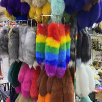 Vente en gros de queues de renard naturelles personnalisées de haute qualité, grandes et moelleuses, en vraie fourrure animale, porte-clés, pendentif de sac, ornement de queue arc-en-ciel amusant