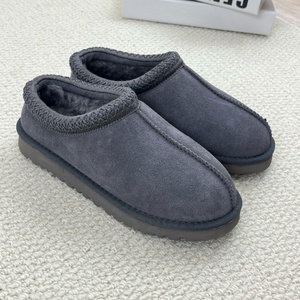 Botas de nieve exclusivas con logotipo personalizado de alta calidad, pantuflas cálidas de moda para mujer, botas de nieve para hombre, zapatos de invierno cálidos hasta el tobillo. - Product Image 4