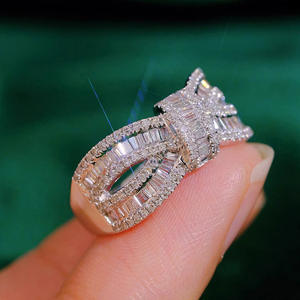 Anello di Lusso T1000 in Oro Bianco con Diamanti Taglio Baguette Colore D Naturale Gioielli da Matrimonio per Donna - Product Image 5